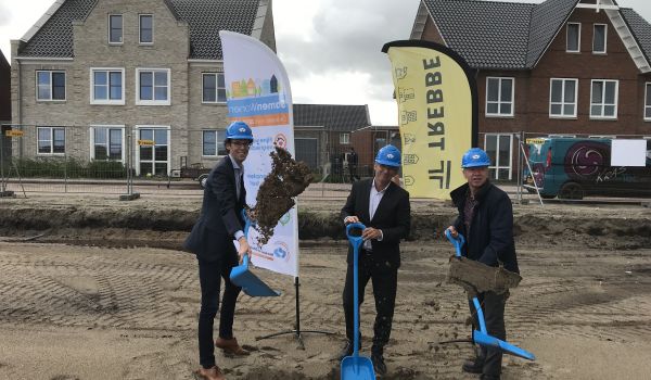Het Gooi en Omstreken en Trebbe vieren start bouw 61 sociale huurwoningen nieuwbouwwijk Rengerswetering