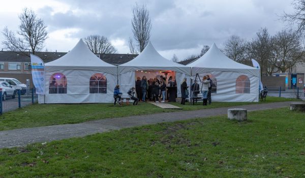 Bewoners Erasmuslaanflat vieren afronding renovatie