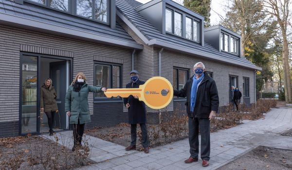 Trotse bewoners vieren oplevering woningen Onder de Bogen in Laren